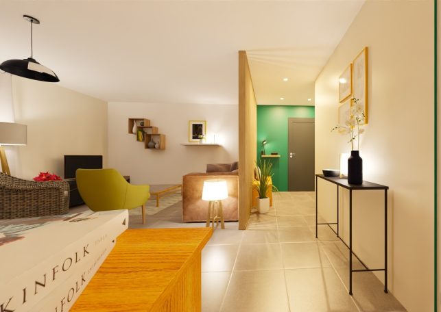 Intérieur moderne et lumineux avec un coin salon, une entrée et des décorations élégantes.