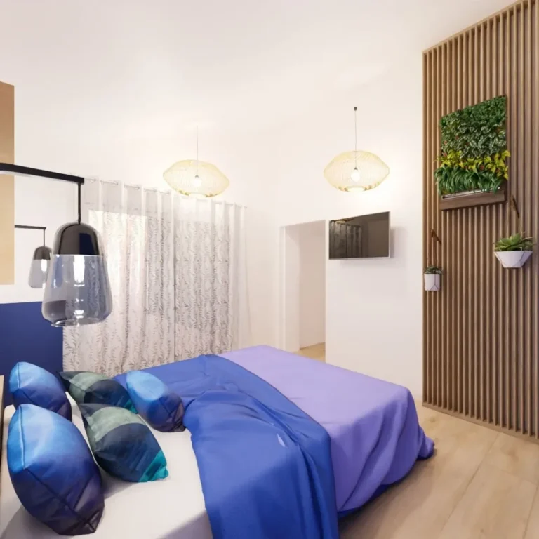 chambre parentale avec parure de lit bleu, décoration murale avec des tasseaux de bois du sol au plafond face au lit, un parquet au sol