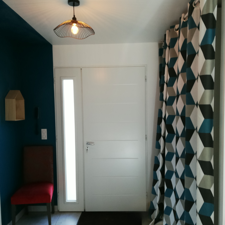 photo d'une entrée photo d'1entrée avec une porte blanche, un mur blanc et l'autre bleu canard