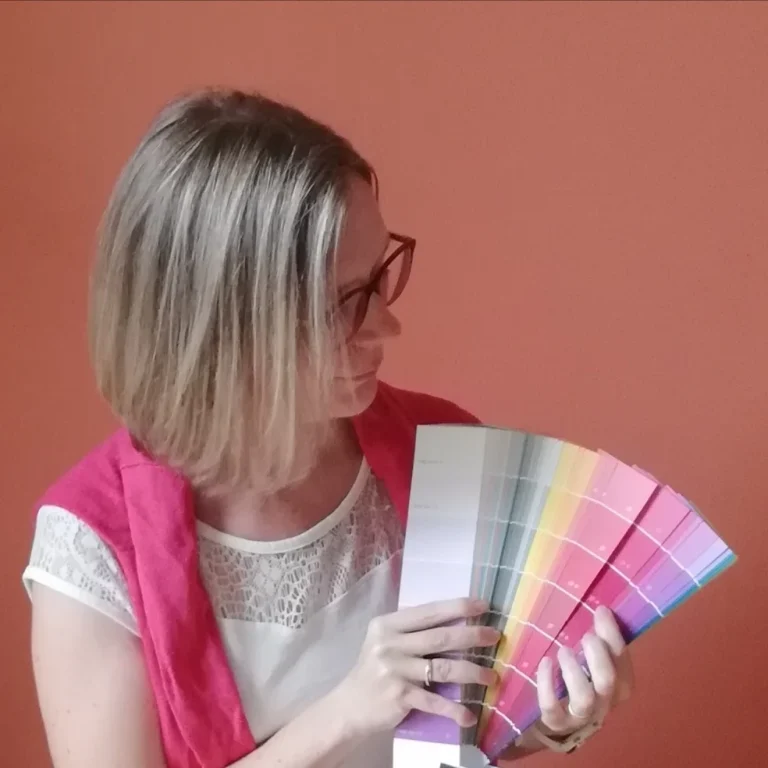 Julie KOENIG tenant un nuancier de couleurs dans les mains