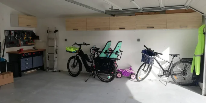 garage avec rangement en hauteur pour permettre de mettre des vélos en-dessous